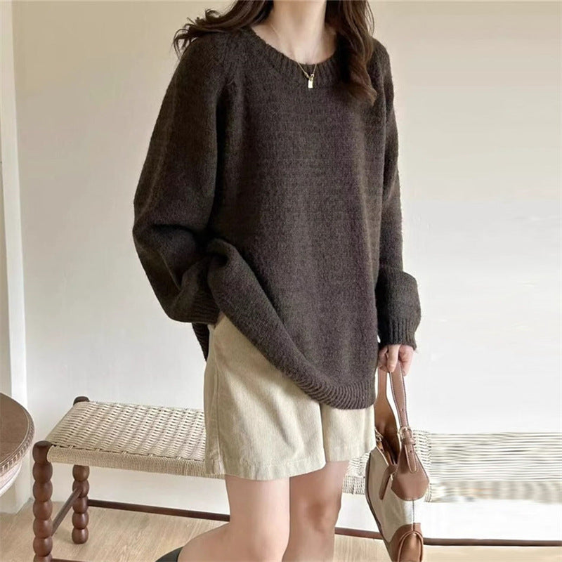 Women's sweater with round neckline and loose fit