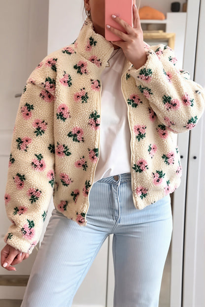 Detailansicht des Reissverschlusses und floralen Musters der Damenjacke