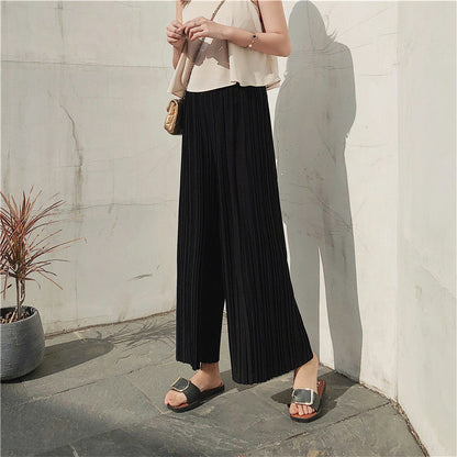 Women's wide-leg pants with pleated design and cropped length