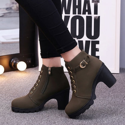 Damen-Martin-Stiefel mit Kreuzriemen, Wildleder-Obermaterial und Gummisohle