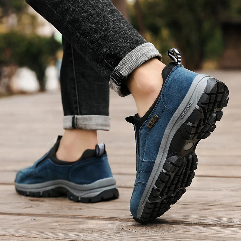 Blaue Outdoor-Wanderschuhe für Herren auf Holzweg, robuste Sohle, lässiger Stil, ideal für Trekking und Freizeitaktivitäten.