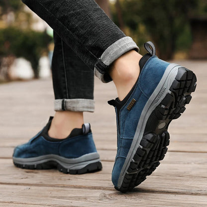 Blaue Outdoor-Wanderschuhe für Herren auf Holzweg, robuste Sohle, lässiger Stil, ideal für Trekking und Freizeitaktivitäten.