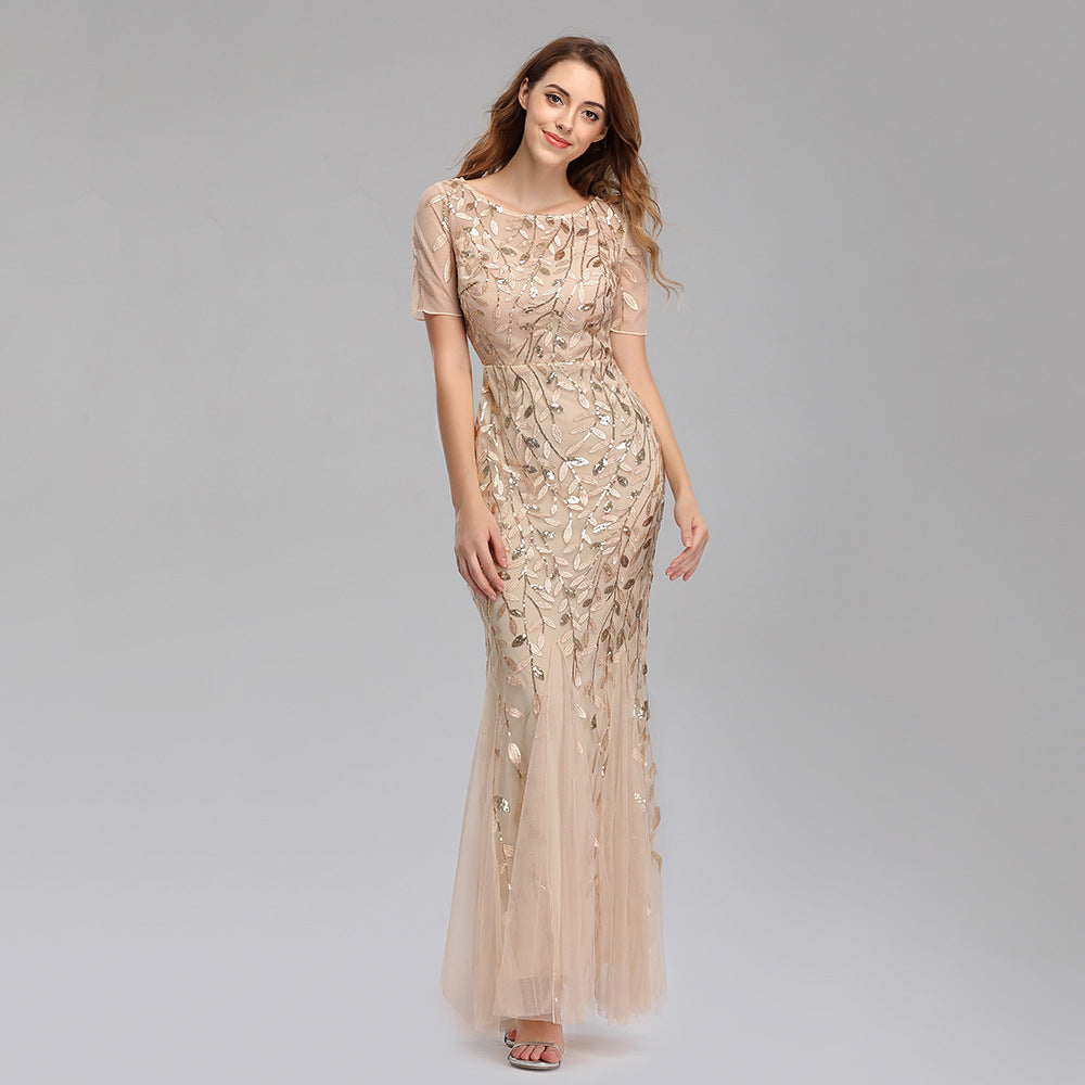 Elegantes Abendkleid in Beige mit floralen Stickereien, bodenlang und kurzärmelig, ideal für formelle Anlässe und Hochzeiten.