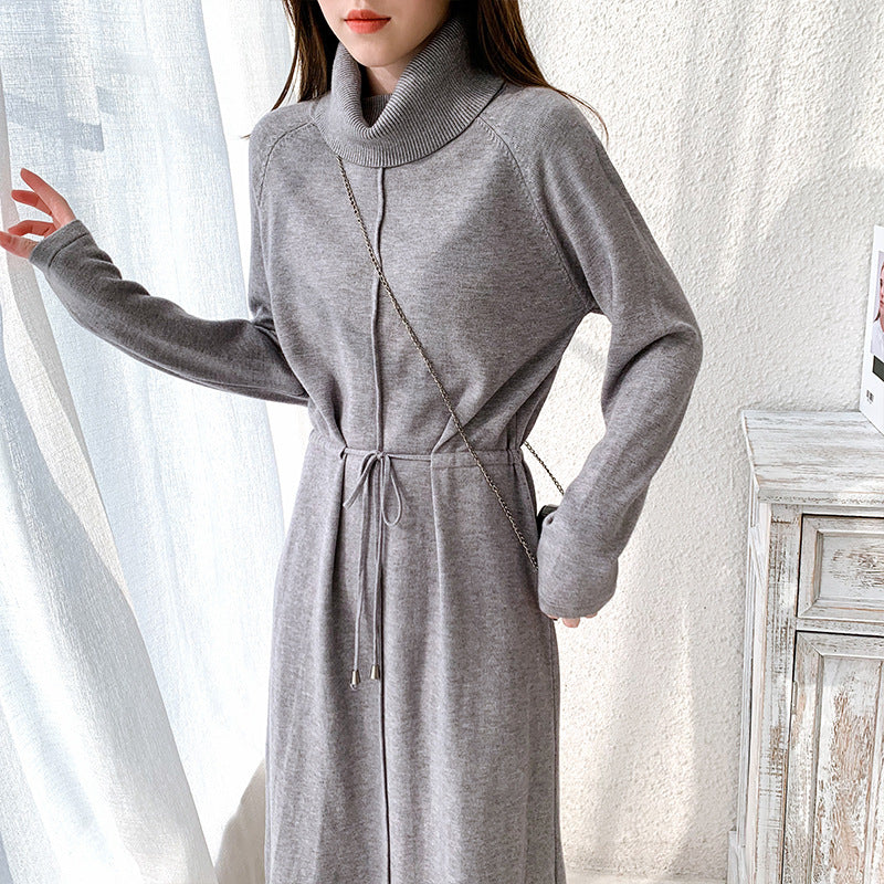 Graues Strickkleid mit Rollkragen und Taillengürtel, Damenmode, elegantes Design, Herbst-Winter-Outfit, gemütlicher Stoff, stilvoller Look.