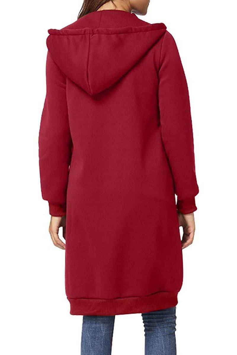 Roter Damen-Hoodie-Mantel mit Kapuze, langem Schnitt und gerippten Bündchen, getragen von einer Person in blauen Jeans, Rückansicht.