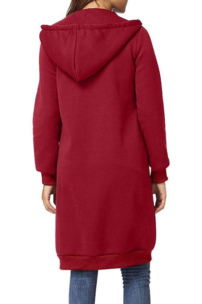 Roter Damen-Hoodie-Mantel mit Kapuze, langem Schnitt und gerippten Bündchen, getragen von einer Person in blauen Jeans, Rückansicht.