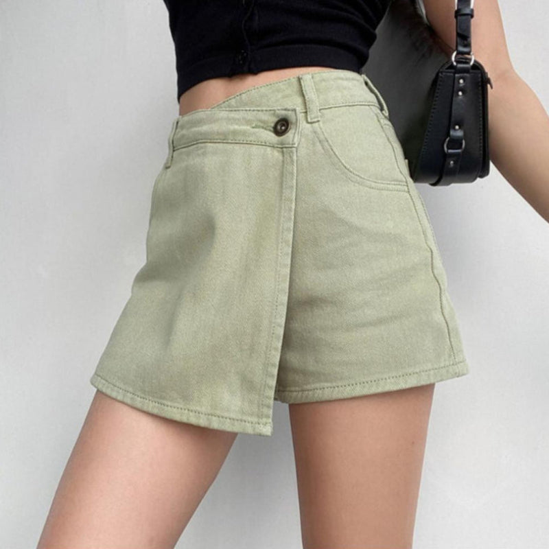 Frau trägt grüne High-Waist-Shorts und schwarzes Top, modisch, Sommeroutfit, Streetwear, Damenmode, trendige Kleidung, lässiger Stil.