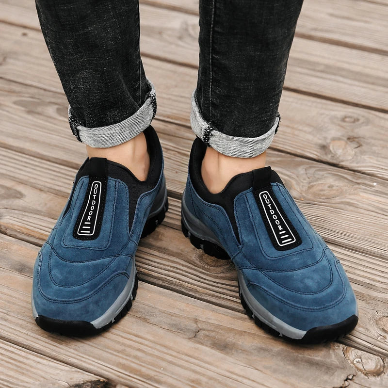 Blaue Herren-Sneaker auf Holzdeck, lässiger Stil, schwarze Akzente, bequeme Passform, ideal für Freizeitkleidung und modische Outfits.