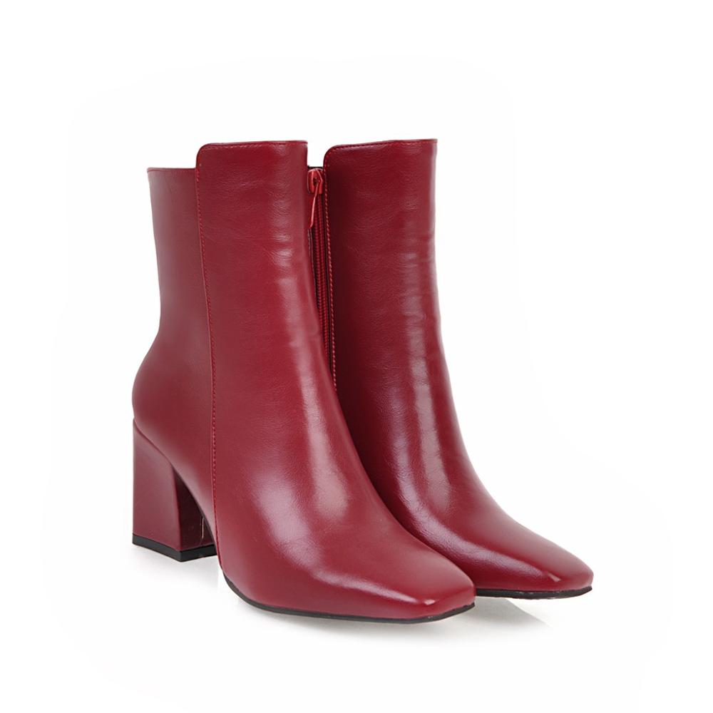 Seitenansicht eleganter Damen-Stiefeletten mit hohem Absatz