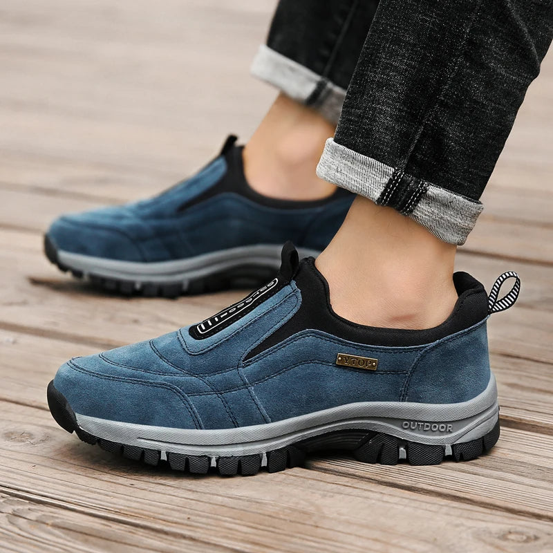 Blaue Herren-Sneaker aus Wildleder, rutschfeste Sohle, ideal für Outdoor-Aktivitäten. Bequeme, modische Freizeitschuhe für Männer.