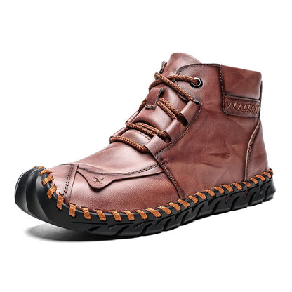 Brauner Herren-Lederstiefel mit handgenähter Naht, rutschfester Sohle und Schnürung. Bequeme, modische Schuhe für Herbst und Winter.
