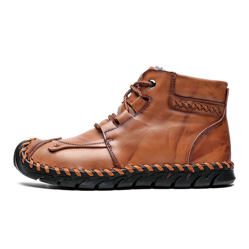 Brauner Herren-Winterstiefel aus Leder mit schwarzer Sohle, handgenähte Details, seitliche Ansicht. Bequem, warm, modisch. Ideal für kaltes Wetter.