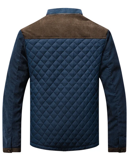 Herrenmodell trägt die Hybrid-Steppjacke im Alltag