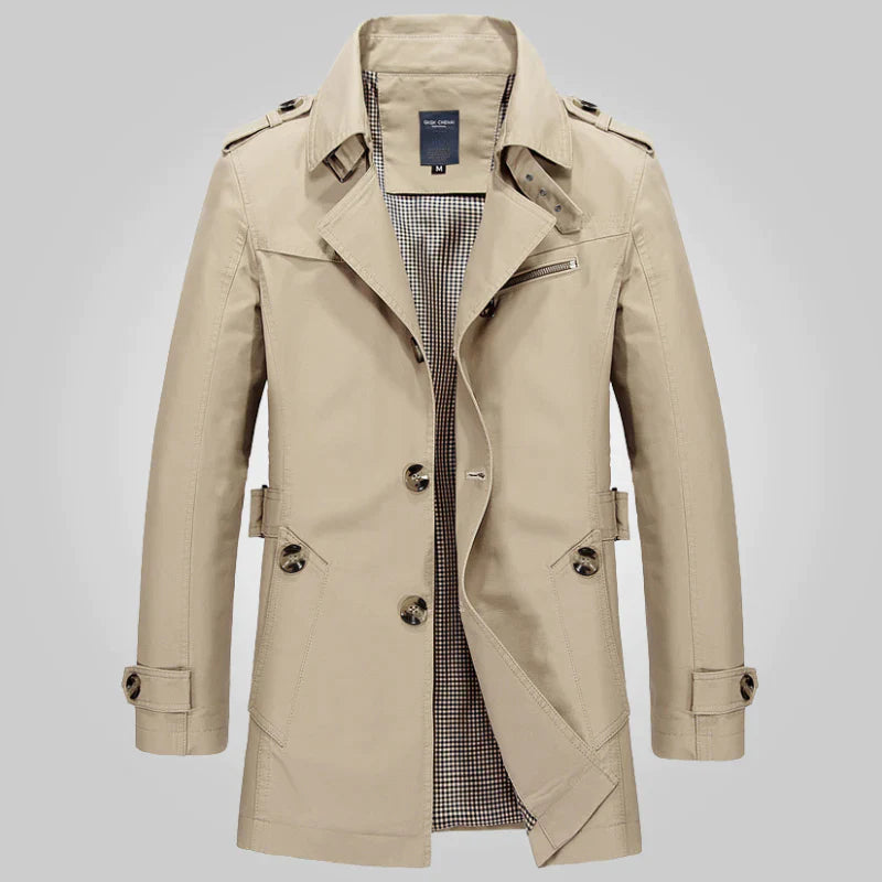 Beiger Herren-Trenchcoat mit Gürtel, doppelreihig, klassischer Kragen, Knopfdetails, ideal für Herbstmode und elegante Outfits.