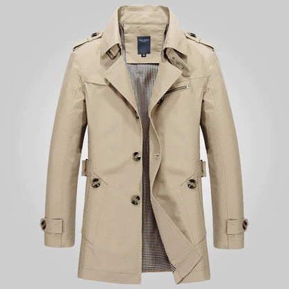 Beiger Herren-Trenchcoat mit Gürtel, doppelreihig, klassischer Kragen, Knopfdetails, ideal für Herbstmode und elegante Outfits.