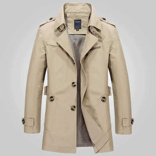 Beiger Herren-Trenchcoat mit Gürtel, doppelreihig, klassischer Kragen, Knopfdetails, ideal für Herbstmode und elegante Outfits.