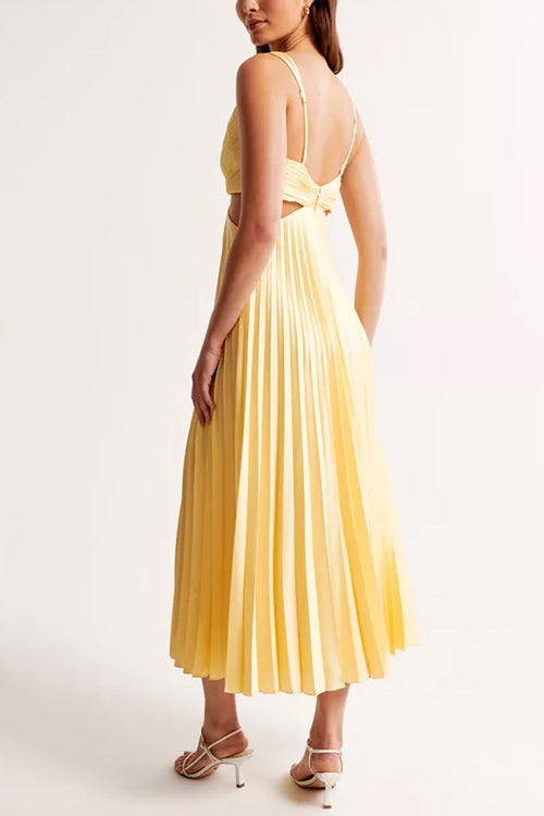 Frau in gelbem, plissiertem Sommerkleid mit Rückenausschnitt und Spaghettiträgern, trägt weiße Sandalen. Elegante Mode, Sommeroutfit.