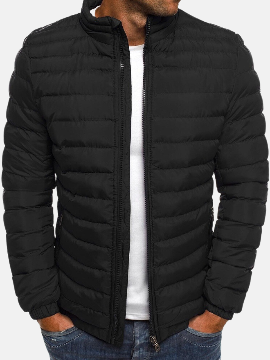 Schwarze Steppjacke für Herren, Reißverschluss, Stehkragen, lässiger Stil, ideal für Herbst und Winter, kombiniert mit weißem T-Shirt und Jeans.