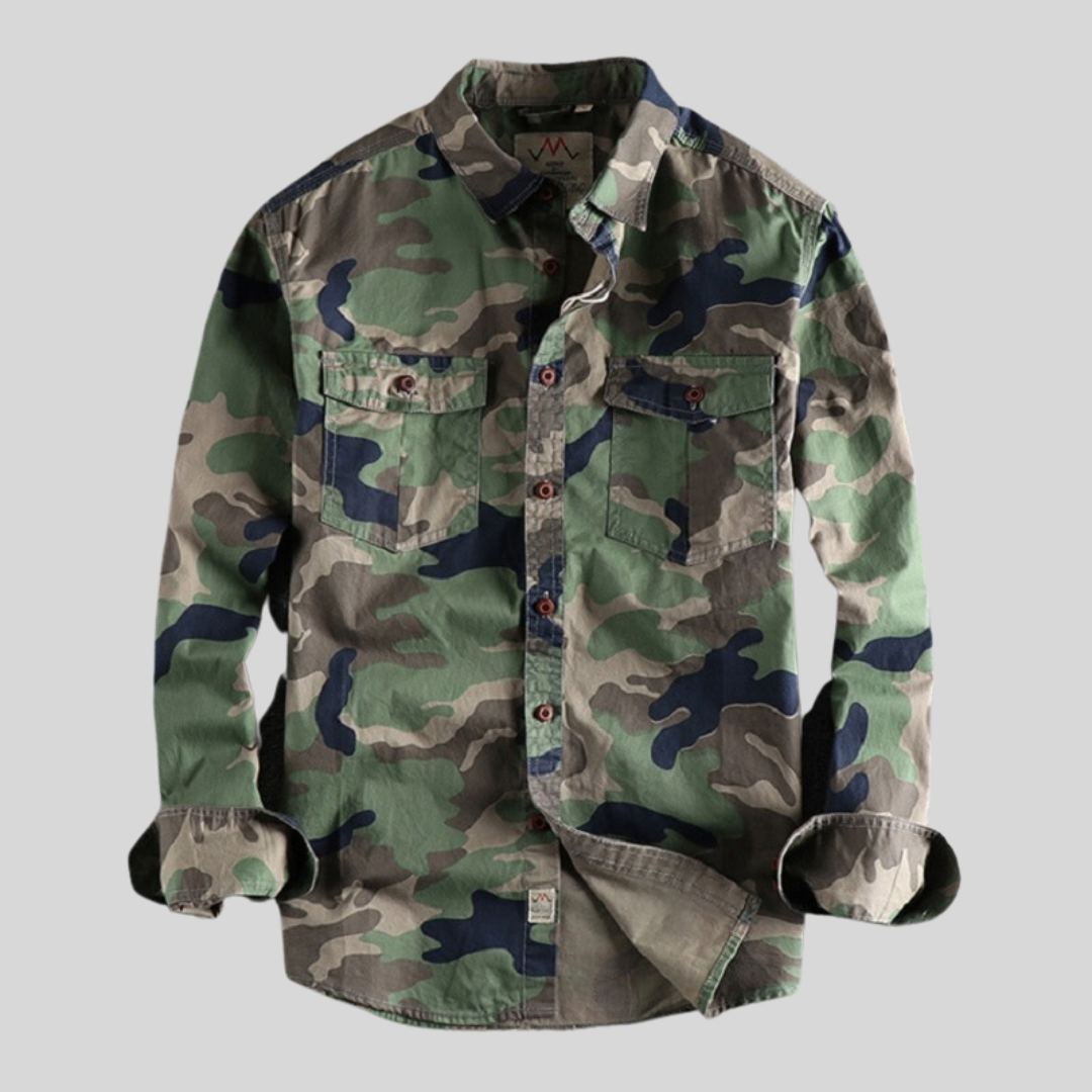 Camouflage-Hemd mit langen Ärmeln, klassischem Kragen und Knopfleiste. Ideal für Outdoor-Aktivitäten und Freizeitmode. Herrenmode, Tarnmuster.