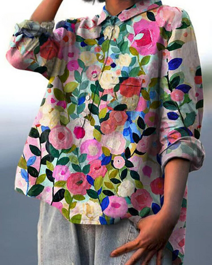 Bunte Damenbluse mit floralem Muster, langärmlig, aus Baumwolle, kombiniert mit lässigen Jeans. Modetrend, Frühlingsmode, Damenbekleidung.