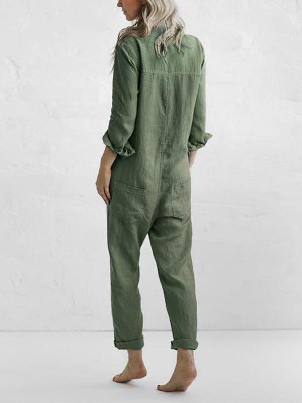 Frau in grünem Jumpsuit aus Leinen, Rückansicht, barfuß, lässiger Stil, minimalistisches Design, modische Damenbekleidung, entspannter Look.