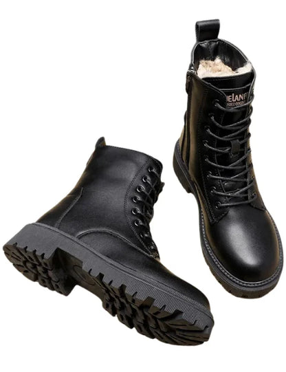 Schwarze Herren-Winterstiefel mit Fellfutter, robustem Profil und seitlichem Reißverschluss. Ideal für kalte Wetterbedingungen und Outdoor-Aktivitäten.
