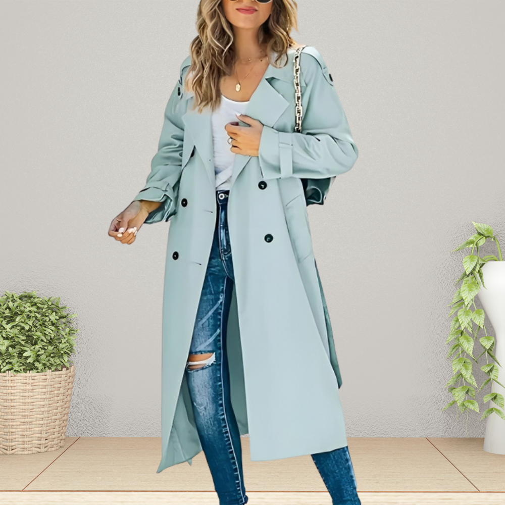 Frau in hellblauem Trenchcoat, zerrissene Jeans, weißes Top, Sonnenbrille und Handtasche. Modetrend, stilvolle Damenbekleidung, Herbstmode.