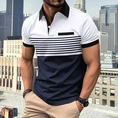 Mann in gestreiftem Polohemd vor städtischer Skyline, modisch, lässig, Sommermode, Herrenbekleidung, stilvoll, urbaner Hintergrund.