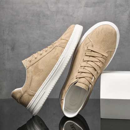 Herren-Sneaker mit genähtem Obermaterial und klarer Linienführung
