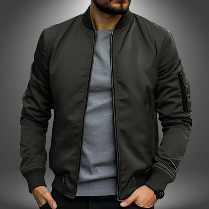 Mann in schwarzer Bomberjacke und grauem T-Shirt, modisch, lässig, Streetwear, Herbstmode, stilvoll, trendig, Herrenbekleidung.