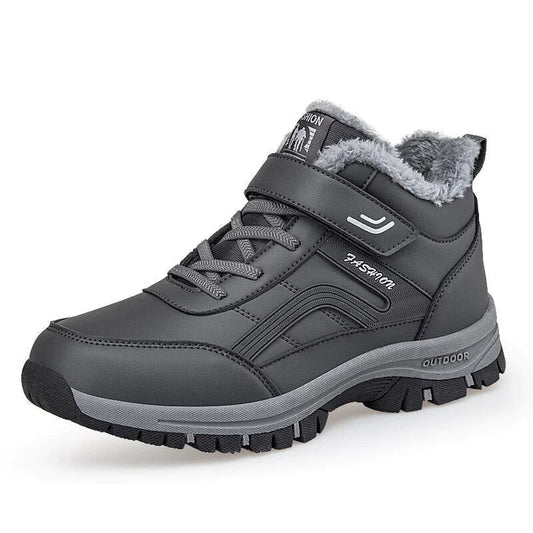 Grauer Winterstiefel mit Kunstfellfutter, Klettverschluss und rutschfester Sohle. Ideal für Outdoor-Aktivitäten bei kaltem Wetter.