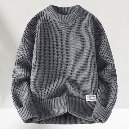 Grauer Strickpullover für Herren, grobmaschig, Rundhalsausschnitt, lässiger Stil, ideal für Herbst und Wintermode.