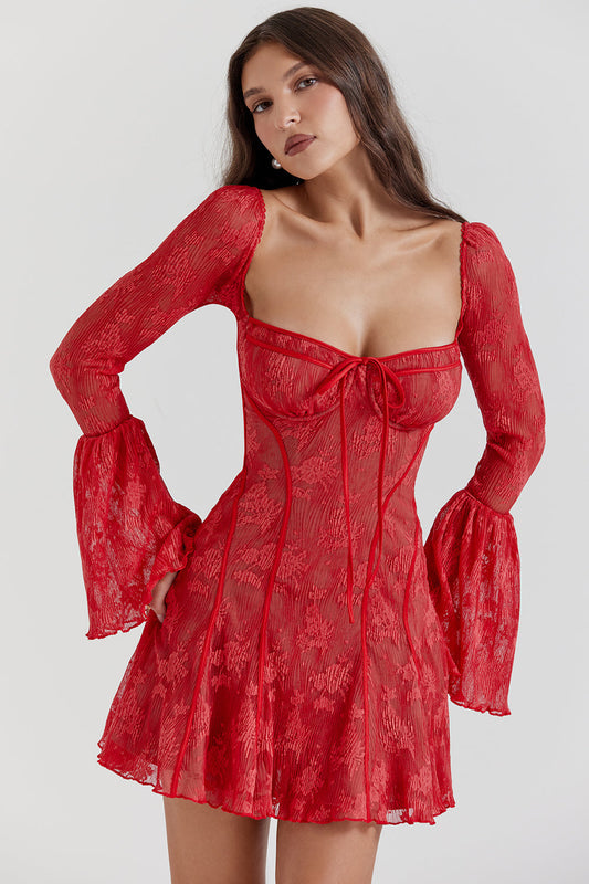 Frau in rotem Spitzenkleid mit langen Ärmeln und herzförmigem Ausschnitt, modisch, elegant, Abendmode, Damenbekleidung, stilvoll.