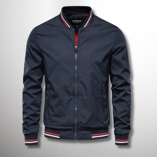 Dunkelblaue Bomberjacke mit Reißverschluss, gestreiftem Kragen und Bündchen. Modische Herrenjacke, ideal für Freizeit und Streetwear.