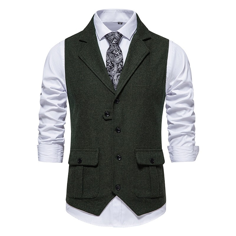 Dunkelgrüne Herrenweste mit Knöpfen, kombiniert mit weißem Hemd und gemusterter Krawatte. Elegante Herrenmode, ideal für formelle Anlässe.