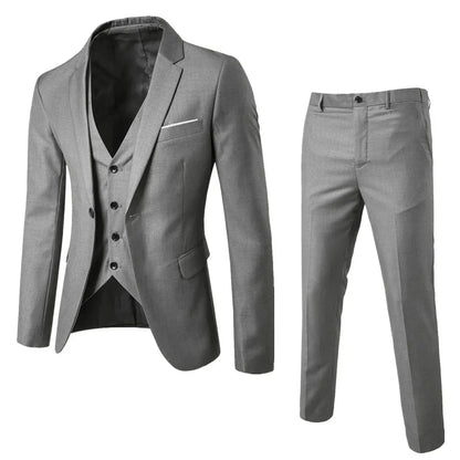 Grauer Herrenanzug mit Weste und Hose, elegantes Design, ideal für formelle Anlässe. Hochwertiger Stoff, klassischer Schnitt, modischer Business-Look.