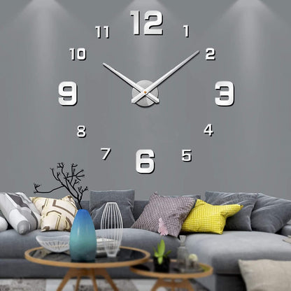 Moderne Wanduhren-Dekoration im Wohnzimmer, graue Wand mit großer, silberner 3D-Uhr, stilvolle Sofakissen, zeitgenössisches Interieur-Design.