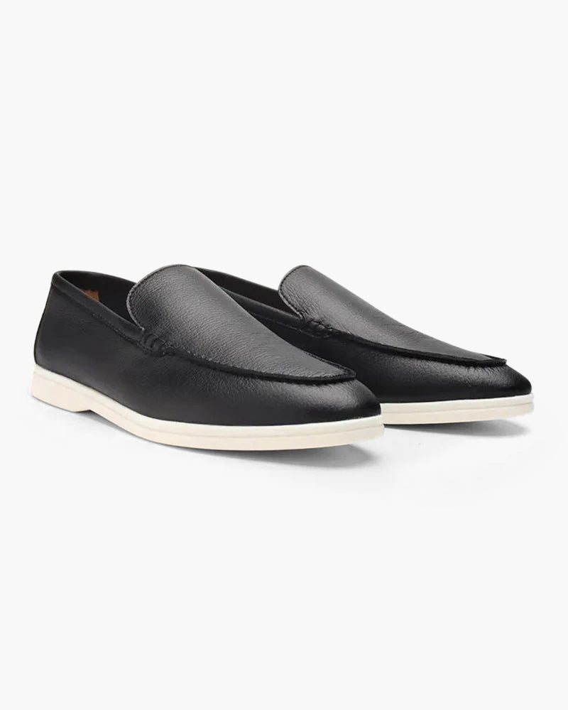 Schwarze Lederloafer für Herren mit weißer Sohle, elegantes Design, ideal für Business und Freizeit. Bequeme, stilvolle Herrenschuhe.