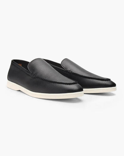 Schwarze Lederloafer für Herren mit weißer Sohle, elegantes Design, ideal für Business und Freizeit. Bequeme, stilvolle Herrenschuhe.