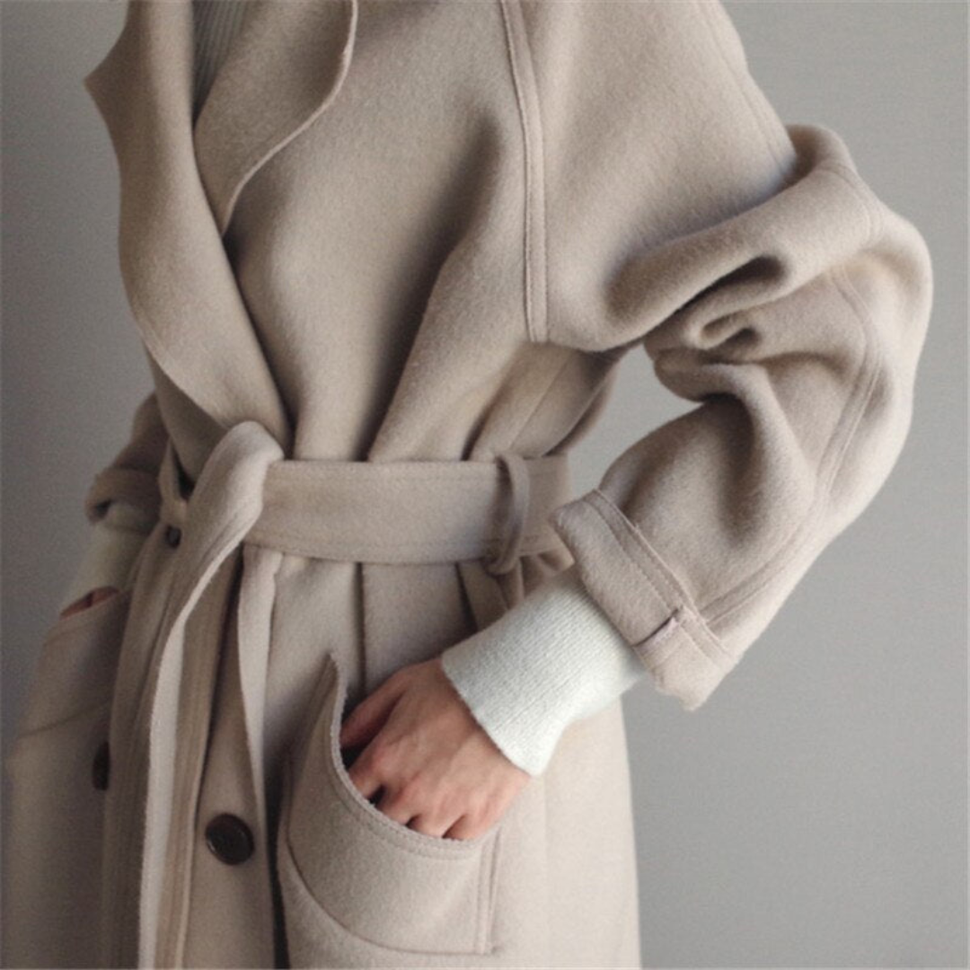 Beiger Wollmantel mit Gürtel, elegantes Design, Damenmode, Herbst-Winter-Trend, warme Oberbekleidung, stilvoll und zeitlos.