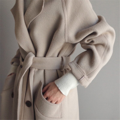 Beiger Wollmantel mit Gürtel, elegantes Design, Damenmode, Herbst-Winter-Trend, warme Oberbekleidung, stilvoll und zeitlos.