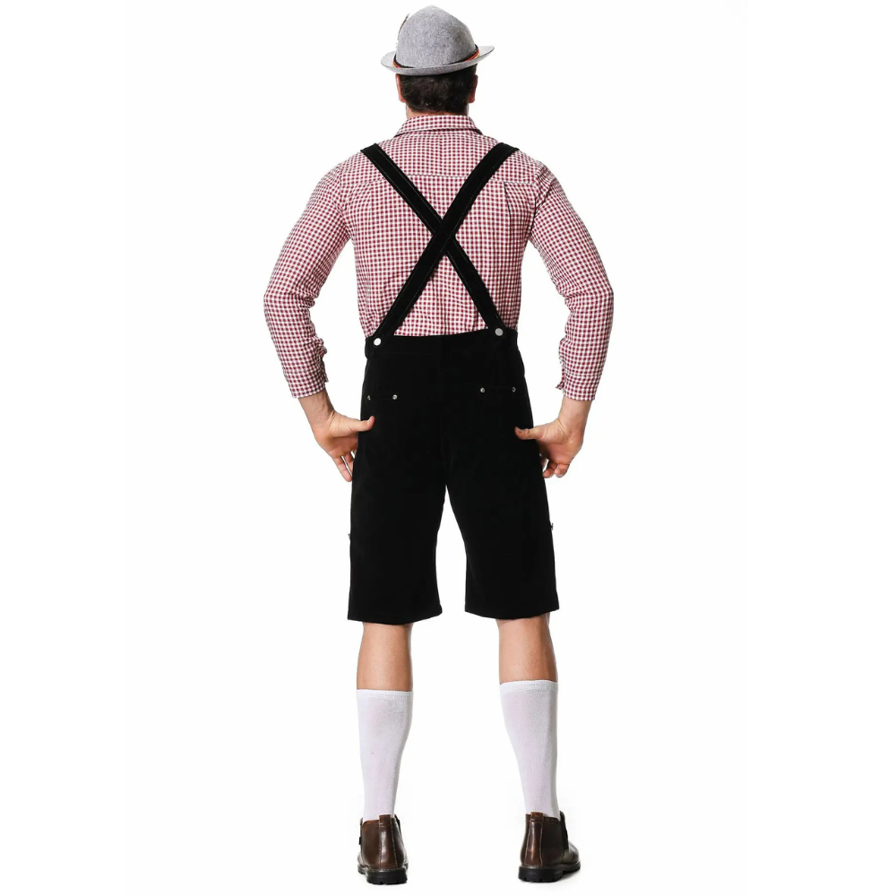 Mann in traditioneller bayerischer Tracht mit rotem Hemd, schwarzer Lederhose, Hosenträgern und grauem Hut, von hinten. Oktoberfest Mode.