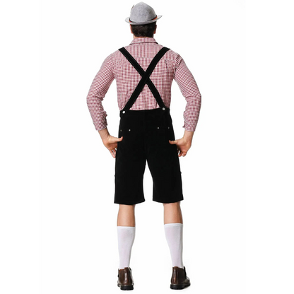 Mann in traditioneller bayerischer Tracht mit rotem Hemd, schwarzer Lederhose, Hosenträgern und grauem Hut, von hinten. Oktoberfest Mode.