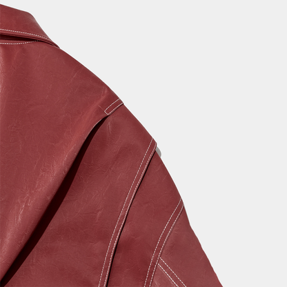 Roter Ledermantel mit weißen Nähten, Detailansicht. Hochwertige Mode, stilvolles Design, luxuriöse Oberbekleidung.