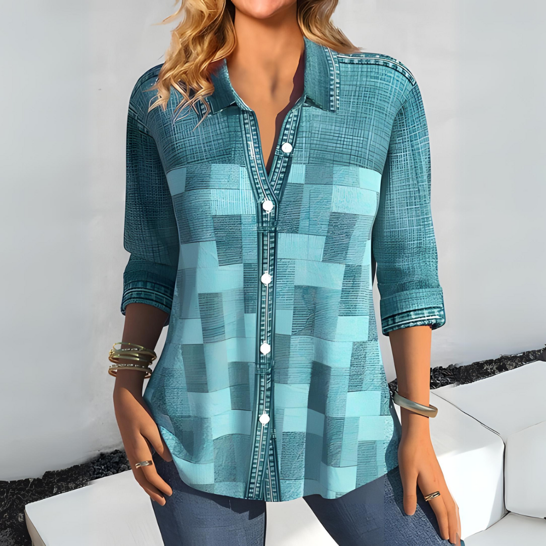 Frau trägt blau kariertes Hemd, Jeans und Armbänder. Modetrend, Damenmode, Freizeitlook, stilvolle Kleidung, lässiger Stil.