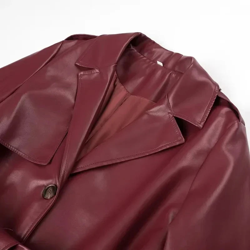 Bordeauxroter Ledermantel, Nahaufnahme. Hochwertige Damenmode, stilvoller Trenchcoat, elegantes Design, Herbst-Winter-Kollektion.
