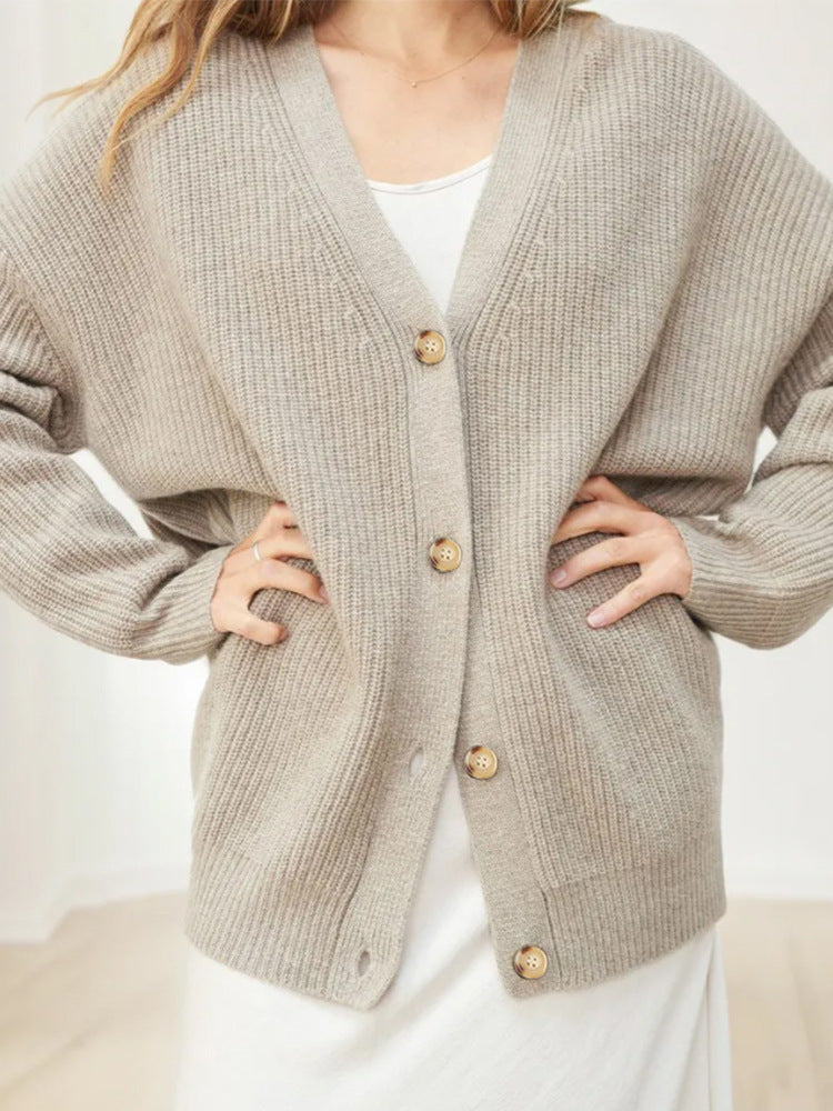 Damen Strickjacke beige, V-Ausschnitt, Knopfleiste, lässiger Stil, weiches Material, modische Herbstbekleidung, gemütlicher Look.