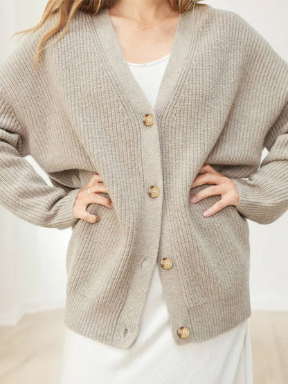 Damen Strickjacke beige, V-Ausschnitt, Knopfleiste, lässiger Stil, weiches Material, modische Herbstbekleidung, gemütlicher Look.