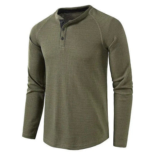 Grünes Herren-Henley-Shirt mit langen Ärmeln, Knopfleiste und Waffelstruktur. Modisches, bequemes Oberteil für Freizeit und Alltag.
