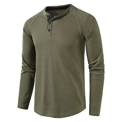 Grünes Herren-Henley-Shirt mit langen Ärmeln, Knopfleiste und Waffelstruktur. Modisches, bequemes Oberteil für Freizeit und Alltag.